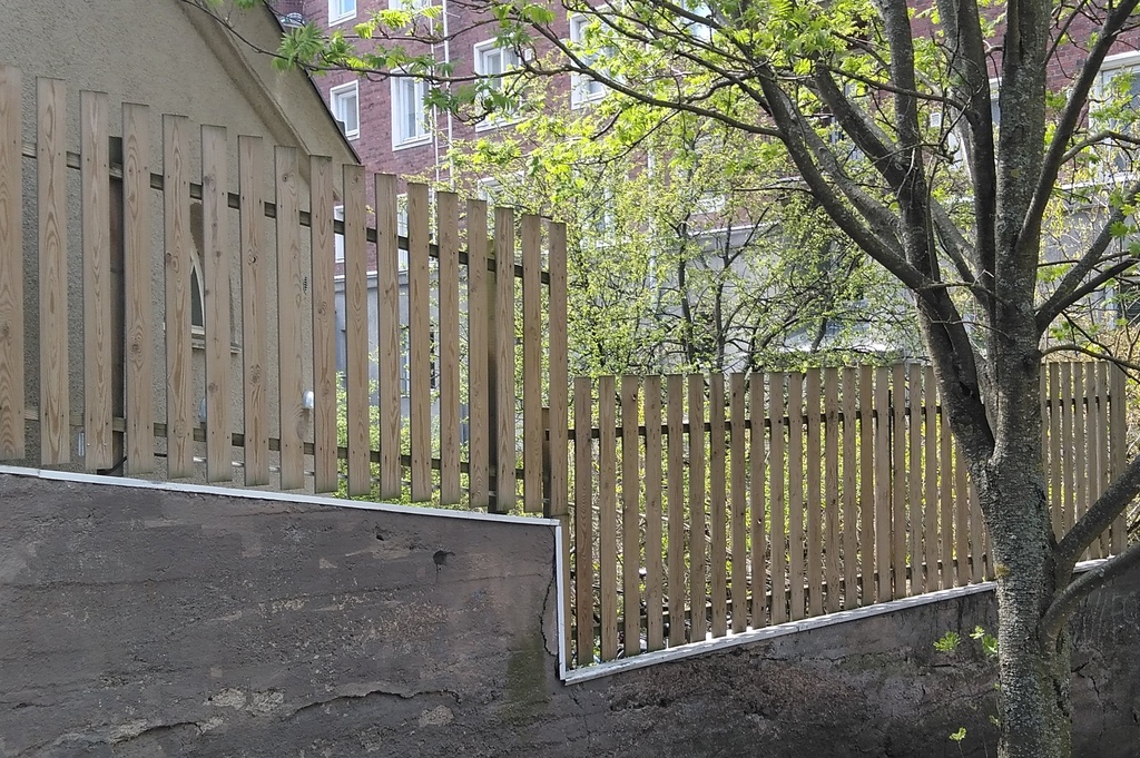 Kaksi poikaa seisomassa pihojen välisellä välipiikkilanka-aidalla Torkkelinmäessä Kalliossa. Fleminginkatu 11, 13. Kevät 1970. rephoto