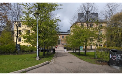 Torkkelinkuja 20, 22. Taustalla Franzeninkatu 13. Kuvassa kaksi naista kahden koiran kanssa. rephoto