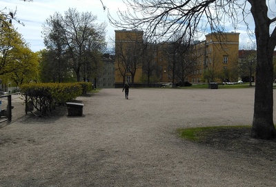 Maanrakennustöitä Torkkelinmäellä, todennäköisesti Helsingin toisen suomalaisen lyseon (nyk. Helsingin kuvataidelukio, ent. Torkkelin lukio) työmaa n. vuonna 1944. Taustalla Agricolankatu 1-3:n sisäpihan puoleinen julkisivu. rephoto