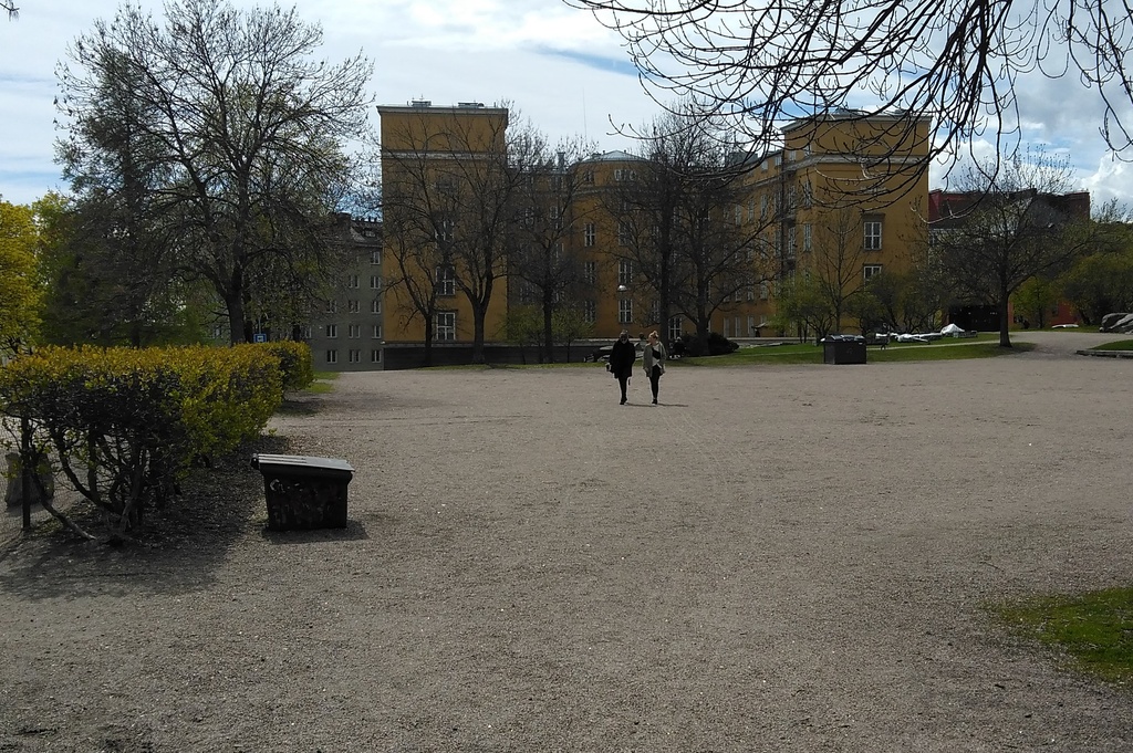 Maanrakennustöitä Torkkelinmäellä, todennäköisesti Helsingin toisen suomalaisen lyseon (nyk. Helsingin kuvataidelukio, ent. Torkkelin lukio) työmaa n. vuonna 1944, taustalla Agricolankatu 1-3:n sisäpihan puoleinen julkisivu. rephoto
