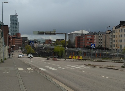 Näkymä Sörnäisistä Sörnäisen ja Vallilan yhdistävältä sillalta Kulosaaren sillan suuntaan. Oikealla Pääskylänkatu 9, 11 ja 13 sekä niiden takana Suvisaaren kaasukello. Pääskylänkadun vasemmalla puolella metroliikenteen ulostulo- ja sisäänmenoväylät Sörnäisten asemalle. Metrolinjasta vasemmalle näkyy Lautatarhankadun toimistorakennuksia. Maahan on satanut kevyesti uutta lunta. rephoto