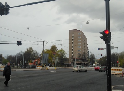 Hämeentien ja Mäkelänkadun risteys. Takana keskellä Hämeentie 68, kulmatontti, joka tunnettiin nimellä Hakan kortteli. Talossa näkyvät isoin kirjaimin nimet HAKA ja ALLOTRIA. Viimemainittu oli 1953 aloittanut elokuvateatteri, jonka perusti Kansan Elokuva Oy. rephoto