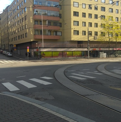 Helsinginkadun ja Fleminginkadun risteyksessä vanha kaksikerroksinen puurakennus, Fleminginkatu 16 - Helsinginkatu 18. Puurakennukset purettiin, kun alkoi vuonna 1972 valmistuneen kivisen monikerroksisen asuintalon rakentaminen. rephoto
