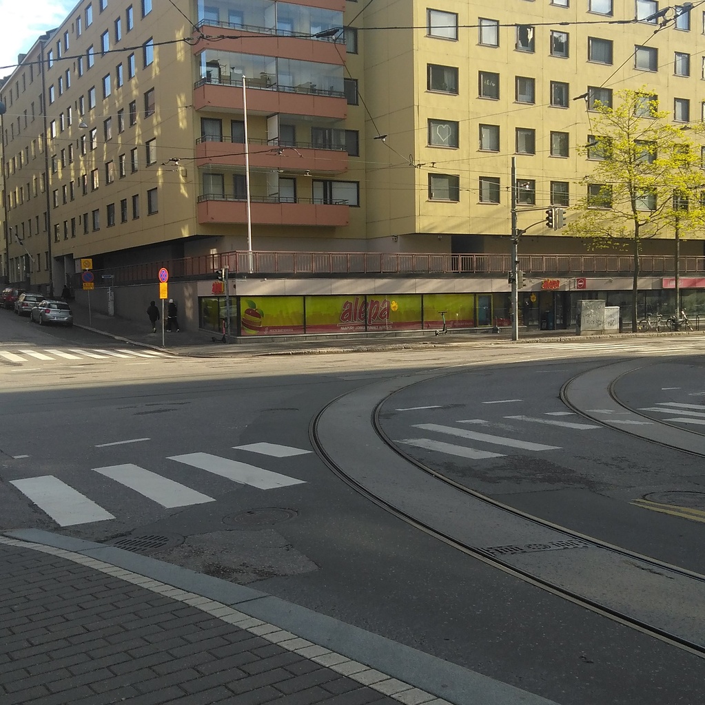 Helsinginkadun ja Fleminginkadun risteyksessä vanha kaksikerroksinen puurakennus, Fleminginkatu 16 - Helsinginkatu 18. Puurakennukset purettiin, kun alkoi vuonna 1972 valmistuneen kivisen monikerroksisen asuintalon rakentaminen. rephoto