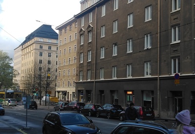 Kaarlenkatu 13, 15 (autotallit), 17 - Helsinginkatu 23. Autotallit (Kaarlenkatu 15) on purettu ja niiden tilalle on rakennettu asuinrakennus vuonna 1929. rephoto