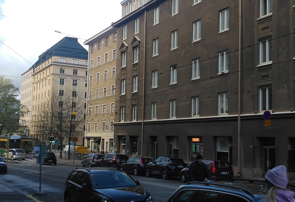 Kaarlenkatu 13, 15 (autotallit), 17 - Helsinginkatu 23. Autotallit (Kaarlenkatu 15) on purettu ja niiden tilalle on rakennettu asuinrakennus vuonna 1929. rephoto