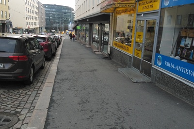 Porthaninkatu 6. Jalankulkijoita, mm. lastenrattaita työntävä mies Porthaninkadulla. Näkymä Porthaninkatu 6:n edustalta Ympyrätalon suuntaan. rephoto