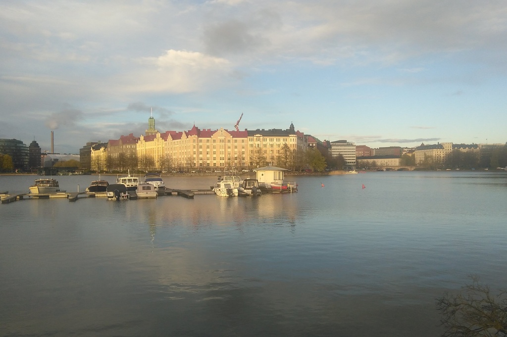 Siltasaaren läntinen kärki ratapenkalta Kaisaniemestä nähtynä. Oikeanpuoleinen, korkein rakennus oli Söderlundin huvila. rephoto