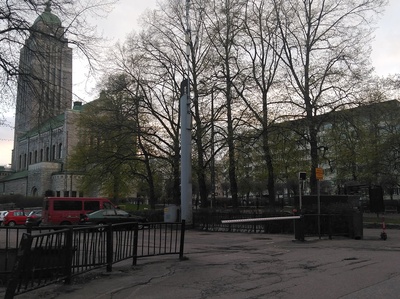 Itäinen Papinkatu 9. Taustalla Kallion kirkko rakenteilla. rephoto