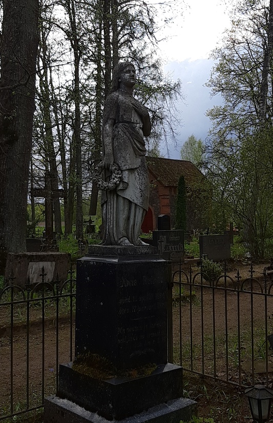 Sculptor a. Weizenberg created a tomb monument at Kõpu cemetery. rephoto