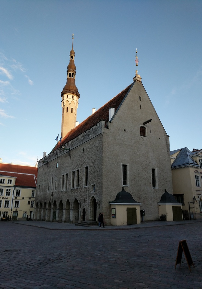 Raekoda ja Raekoja plats. Vaade Kinga tänava nurgalt. rephoto