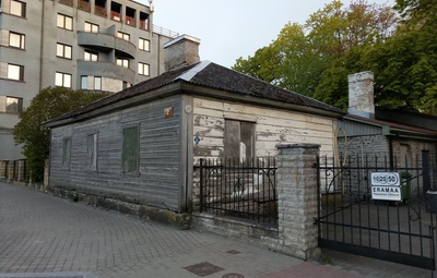 Next building of Kadrioru pharmacy, 19th century. rephoto