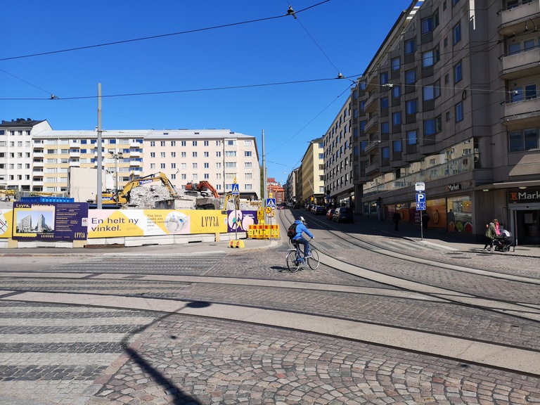 Porthaninkatu 2, 4, 6.  Vasemmalla Hämeenkatu 3.  Nykyinen Siltasaarenkatu 13. rephoto