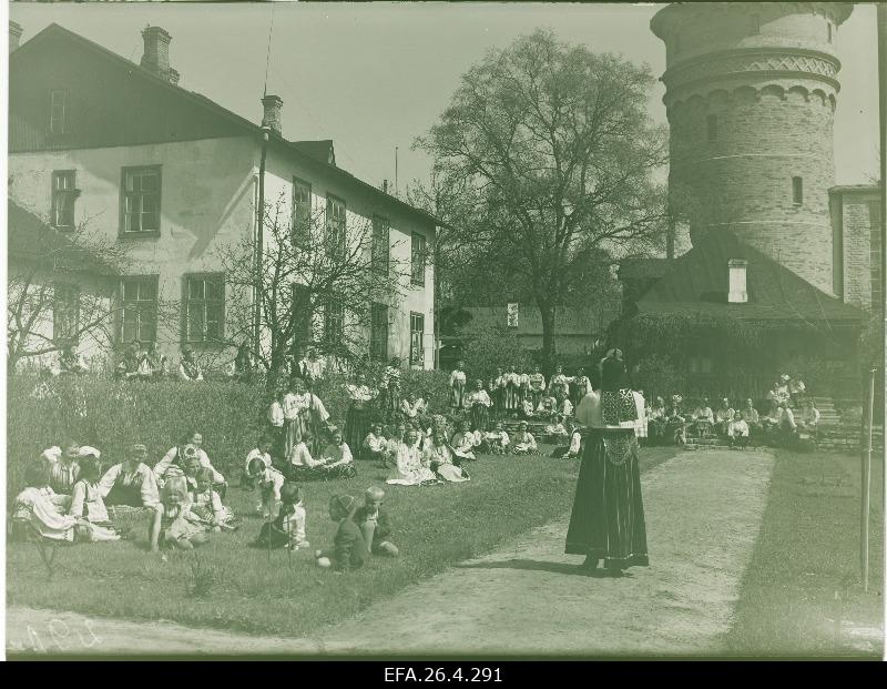 Students of the Tallinn Women's School in folk clothes in the school garden.