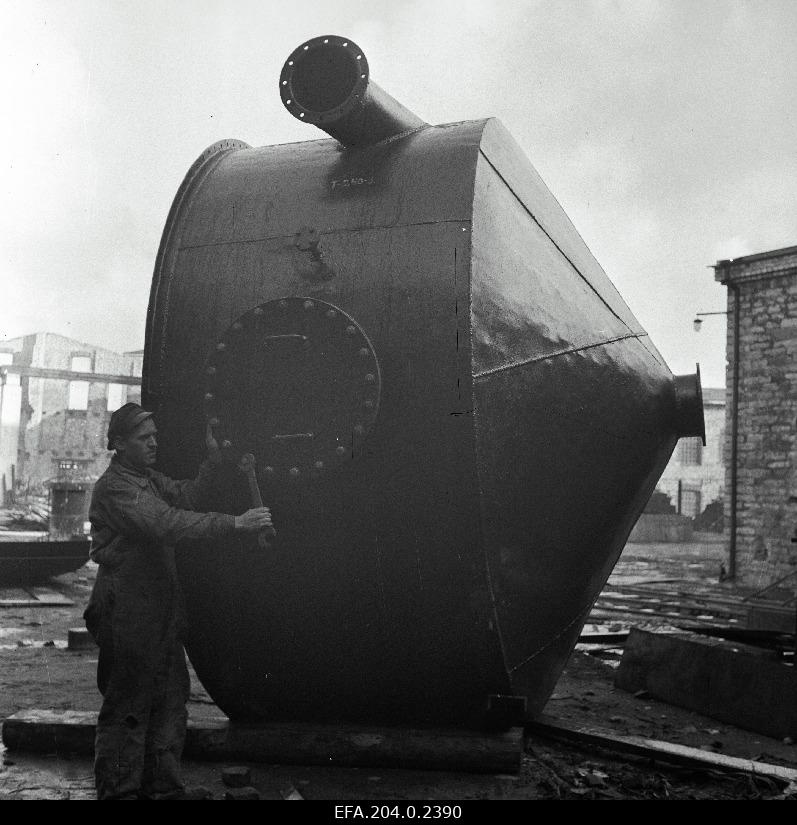 Machine construction factory Ilmarine boiler K. Vaher tunnel tank Condenser is finishing mounting.