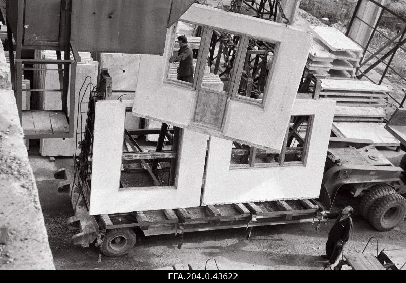 Loading wall panels for sending to the object in Tallinn Concrete Factory.