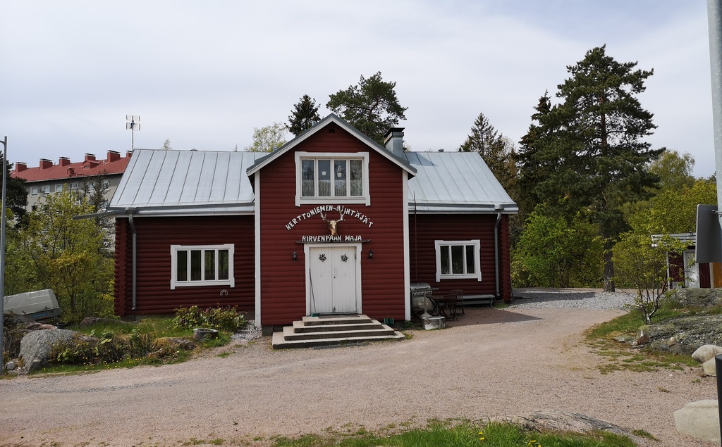 Länsi-Herttoniemi,Hiihtomäentie 21. Hirvenpään hiihtomaja. Helsingin Työväen Hiihtäjät ry:n maja. Sisäänkäynnin yläpuolella on keraaminen hirvenpää. rephoto