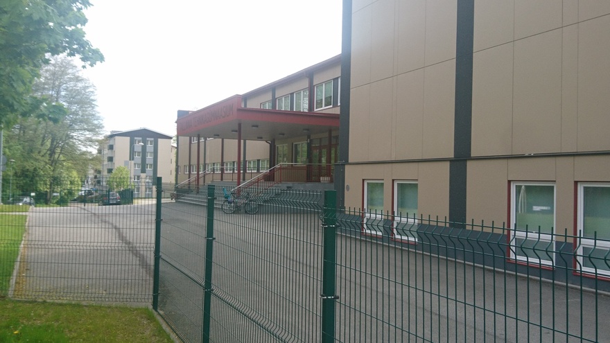 Tallinn 43rd high school in Mustamäe, view of the entrance rephoto