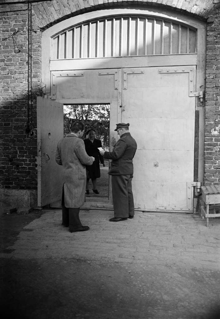 Helsingin lääninvankila, Vyökatu 1-7. Vapautuva vanki portilla.