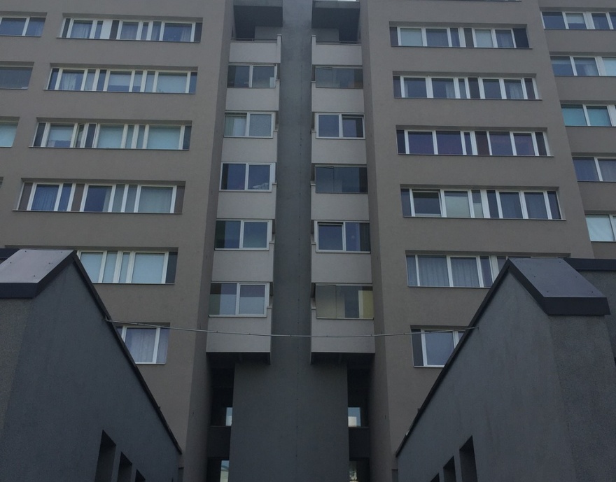 Äride ja raamatukoguga korterelamu Tallinnas, napp vaade alt üles. Arhitekt Lembit Aljaste rephoto