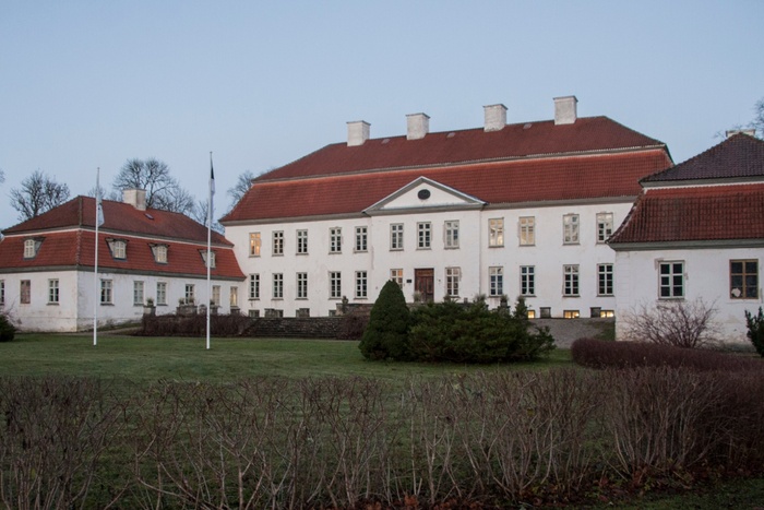 Photo postcard. Fassade of Suuremõisa Castle rephoto
