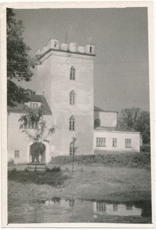 Photo. Koluvere Castle, view of the quadrilateral main tower, the entrance on the left. 1965. Photographer. R. Kalk.