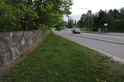 Hautasaatto saapumassa Pohjoiselle hautausmaalle (=Malmin hautausmaa). Etummainen auto Buick vm. 1937, sen takana Ford vm. 1937. rephoto