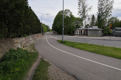 Hautasaatto saapumassa Pohjoiselle hautausmaalle (=Malmin hautausmaa). Etummainen auto Buick vm. 1937, sen takana Ford vm. 1937. rephoto