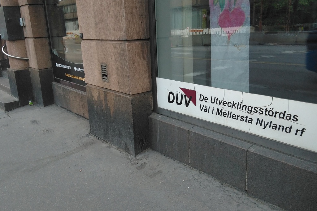 Hämeentie 10. Pieni lapsi sekä kahdet lastenvaunut näyteikkunan edustalla muovituotteita myyvän kivijalkaliikkeen ulkopuolella Hämeentiellä. rephoto
