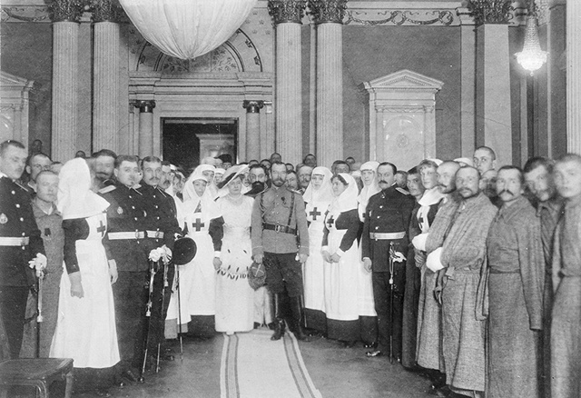 Emperor Nikolai II visited the Caesar Palace that operated as a military hospital