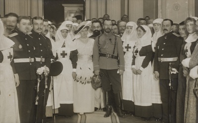 Keisari Nikolai II tarkastamassa Helsingin keisarillisessa palatsissa toimivaa sotilassairaalaa ensimmäisen maailmansodan aikana. Keisarin vieressä kenraalikuvernööri F. A. Seynin puoliso Sofia Seyn, joka johti sotasairaaloiden naistoimikuntaa.  similar photo