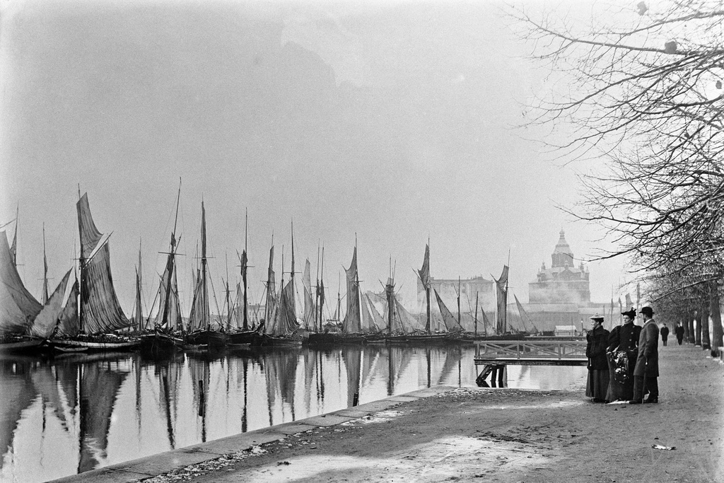 Purjelaivoja Halkolaiturissa. Taustalla Uspenskin katedraali. Pohjoissatama.