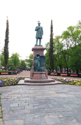 Runeberginesplanadi. Johan Ludvig Runebergin muistomerkki talvisessa Esplanadin puistossa. Nainen ja kaksi pientä lasta patsaan edessä. Paljon lunta. rephoto