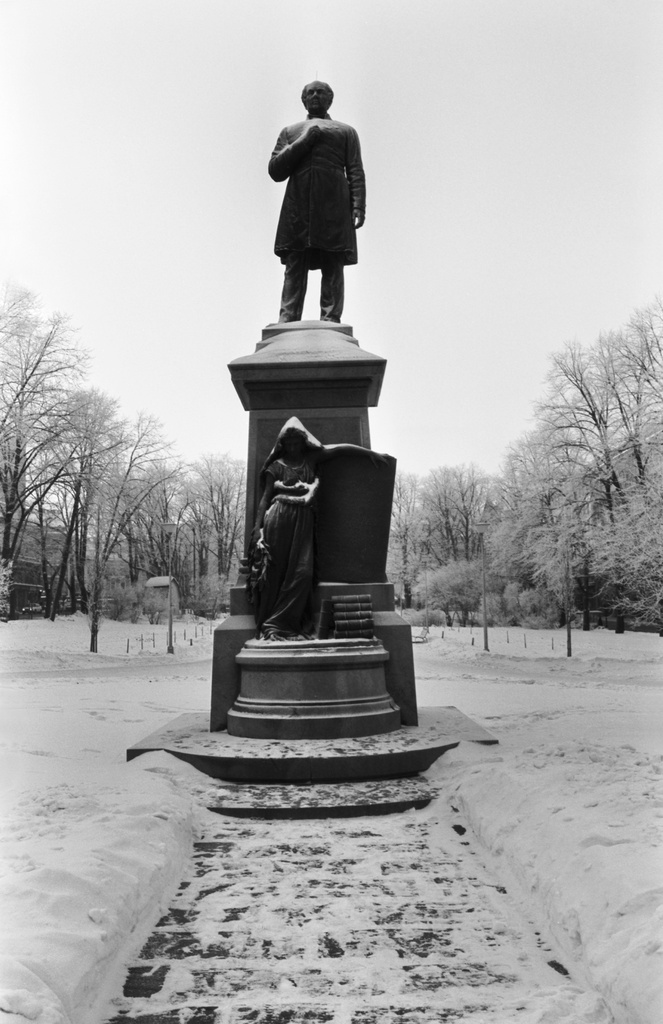 Runeberginesplanadi. Johan Ludvig Runebergin muistomerkki talvisessa Esplanadin puistossa.