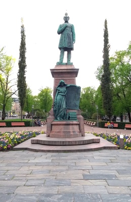 Runeberginesplanadi. Johan Ludvig Runebergin muistomerkki talvisessa Esplanadin puistossa. rephoto