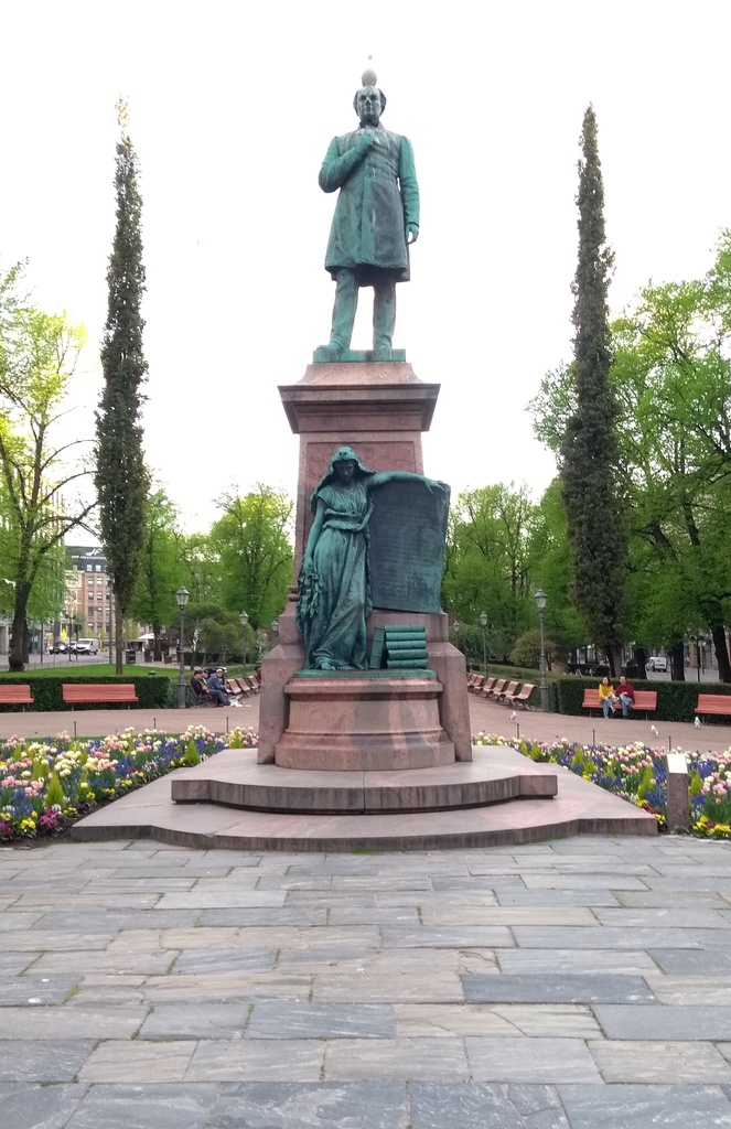 Runeberginesplanadi. Johan Ludvig Runebergin muistomerkki talvisessa Esplanadin puistossa. rephoto