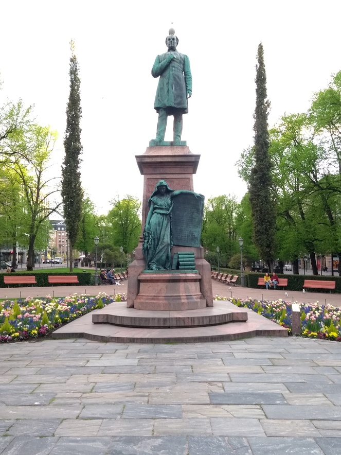Runeberginesplanadi. Johan Ludvig Runebergin muistomerkki talvisessa Esplanadin puistossa. rephoto