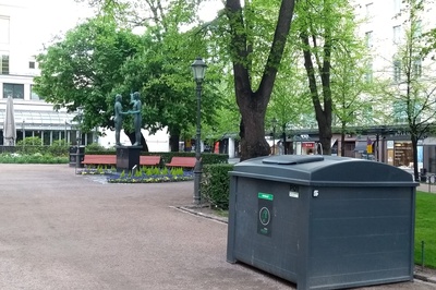Teatteriesplanadi talvella, edessä vasemmalla Zacharias Topeliuksen muistomerkki Taru ja Totuus (Gunnar Finne, 1932), ympärillä jalankulkijoita. Taustalla Eteläinen Esplanaadikatu (=Eteläesplanadi) 12-20. rephoto