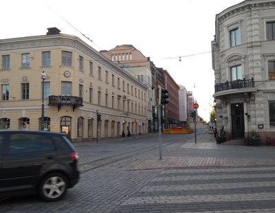 Juhlakoristelua Unioninkadulla keisari Nikolai II:n kruunajaisten kunniaksi. Vasemmalla Unioninkatu 28 - Pohjois-Esplanaadikatu (= Pohjoiseplanadi) 19, oikealla Unioninkatu 23 - Pohjois-Esplanaadikatu (= Pohjoisesplanadi) 17. rephoto