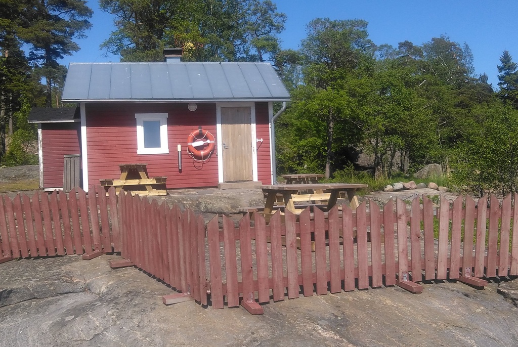 Miehiä saunan ulkopuolella Pihlajasaaressa. rephoto