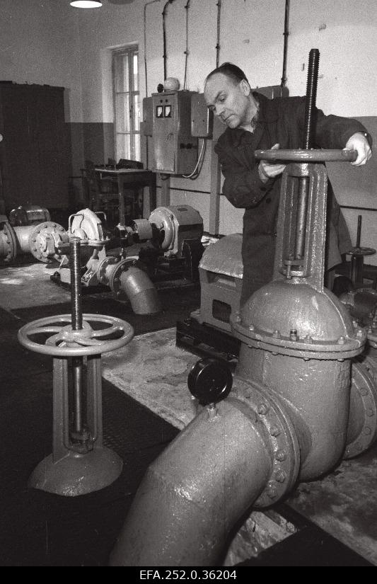 The water supply and sewerage of the Trust Water Tower valve engine h. Pikker lets water into the tank.