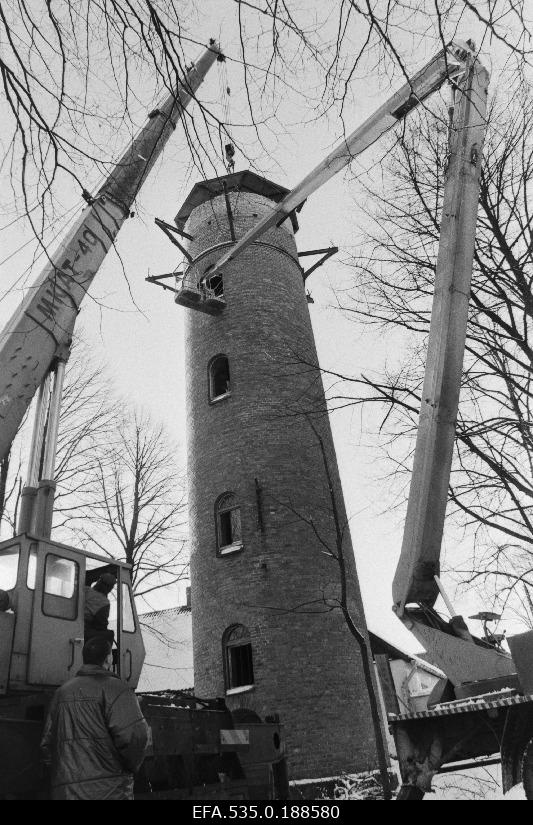 Installation of a new roof for Viljandi water tower.