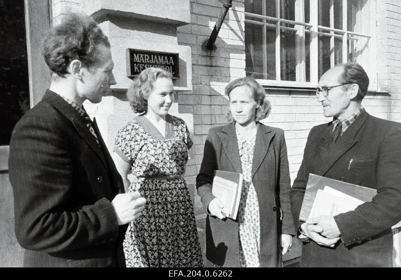 NSV Liidu Ülemnõukogu aukirjaga autasustatud Märjamaa Keskkooli õpetajad: (vasakult) matemaatika õpetaja Meinhard Norman, [vene keele õpetaja Veremjova], geograafia õpetaja Õilme Norman ning õppealajuhataja ja kirjanik Harri Jõgisalu.