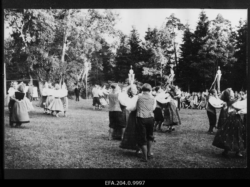 Märjamaa rajooni laulupeol esitavad ühendatud tantsurühmad  H. Uibopuu juhtimisel eesti rahvatantsu Kiigadi-kaagadi.