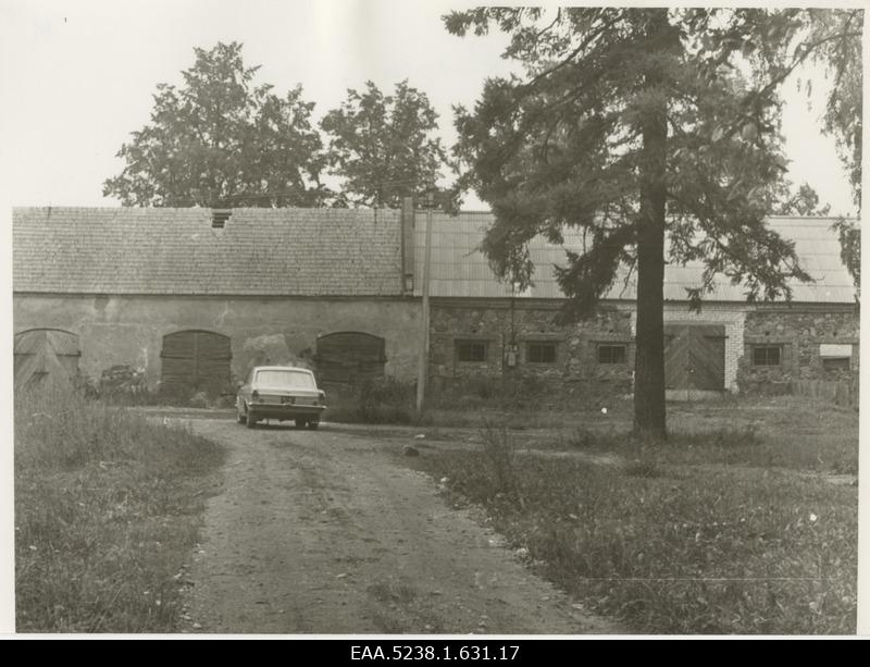 Rannu mõisa tõllakuur-teenijatemaja, esiplaanil auto