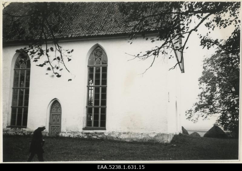 Rannu Püha Martini kirik, esiplaanil mees