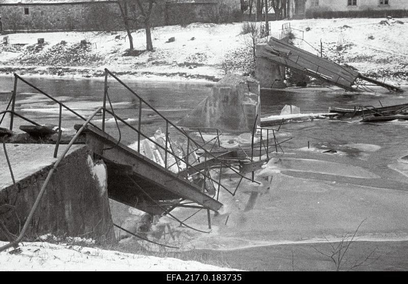 Broken pedestrian bridge, the so-called Court bridge across the river Põltsamaa.