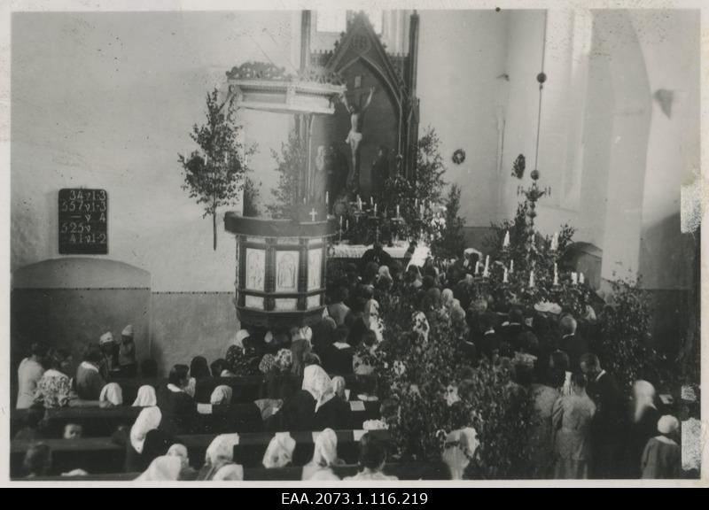 Jumalateenistus, leeripäev või pulmad Rannu kirikus, vaade kantslile ja altarile