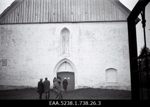 Seltskond Rannu Püha Martini kiriku juures
