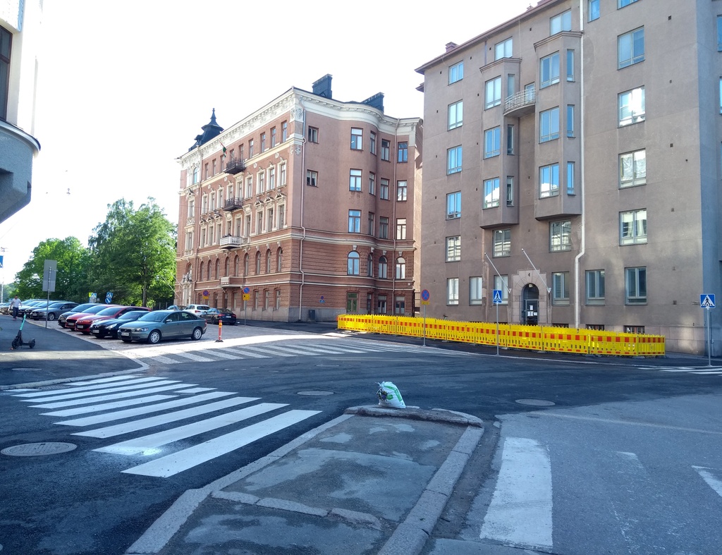 Satamakatu 2, vasemmalla Satamakatu 9. Takana Uspenskin katedraali. rephoto